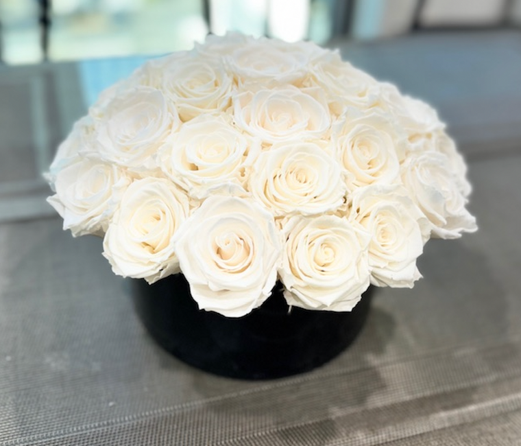 WHITE ROSE TABLE DISPLAY - Black Glass Vessel